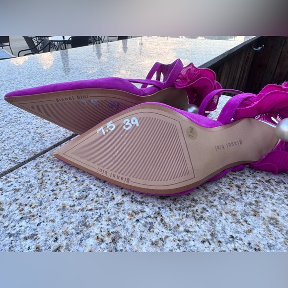 NWOT Gianni Bini Bradley Suede Ruffle Fuchsia Heels with Floral Accent - Picture 5 of 7